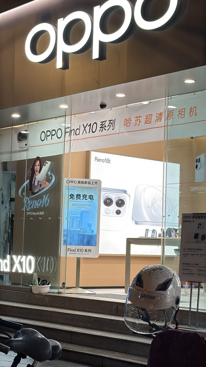 OPPO Find X10 Pro Max rear camera module on a retail display unit