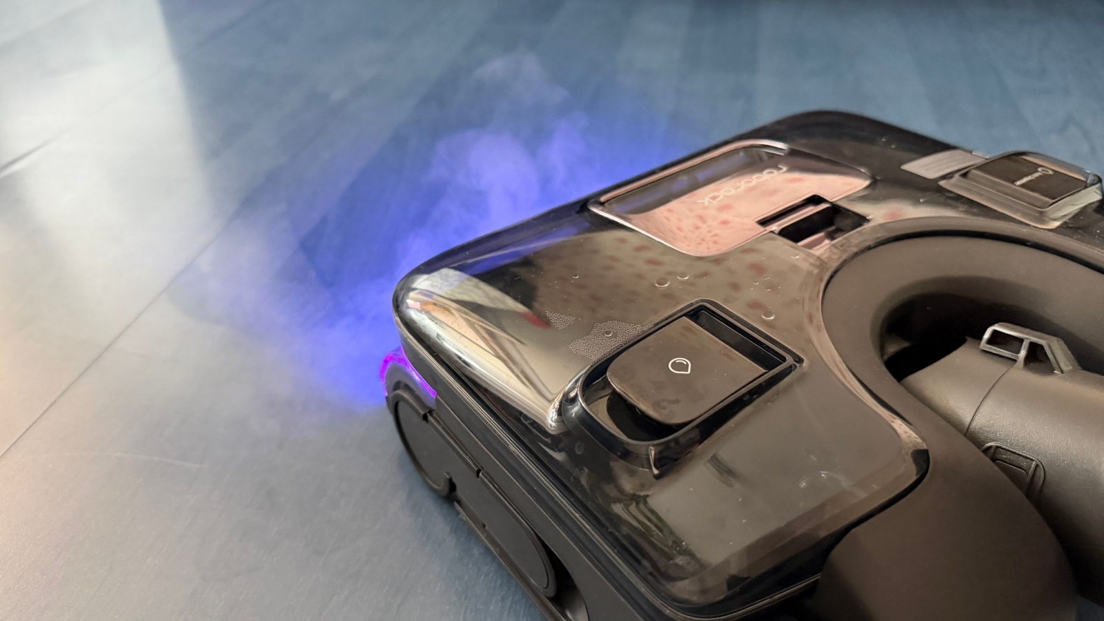Roborock F25 Ultra dock and floor-cleaning accessories