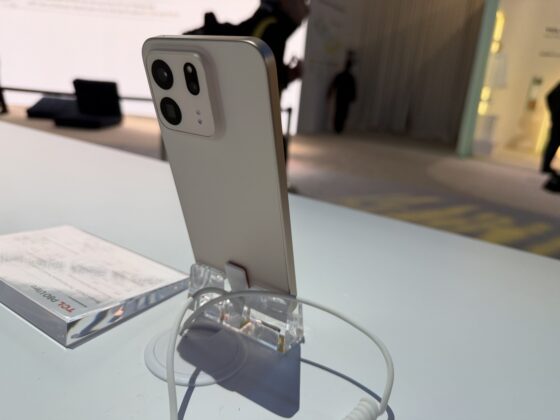 TCL P80 Ultra front display and slim bezels