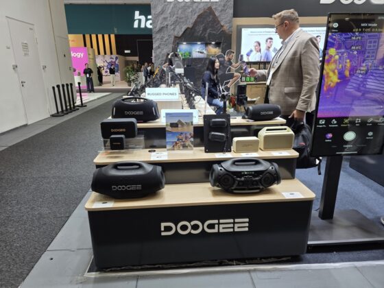 DOOGEE V Max Play Puts a 100-Lumen Projector in a 20,500mAh Rugged Phone