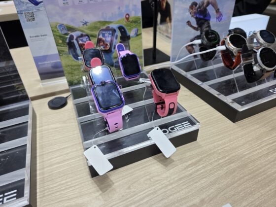 DOOGEE V Max Play Puts a 100-Lumen Projector in a 20,500mAh Rugged Phone