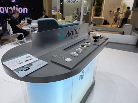 Akiitu wearable camera product display