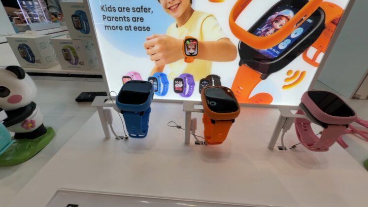 LAGENIO kids smartwatch shown in the product gallery