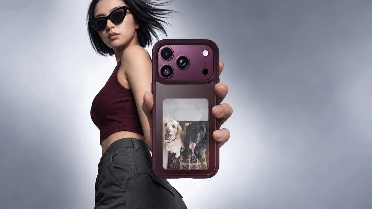 ugreen-iphone-18-pro-iphone-18-pro-max-cover-a96840-001 UGREEN Magic E Ink Screen Case fitted to an iPhone 18 Pro, showing a color image on its rear E Ink display.
