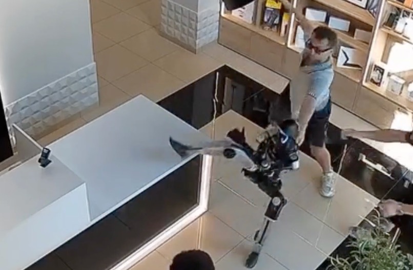 unitree-g1-unitree-roboti-umanoizi-cover-a96382-001 Humanoid robot at a store in Saratov, Russia, where footage showed it making kicking motions after being pushed.