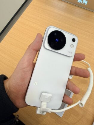 vivo X500 retail demo phone photographed in a Chinese store