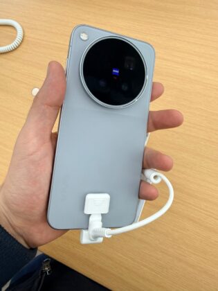 vivo X500 Pro Max demo phone on display in a Chinese retail store
