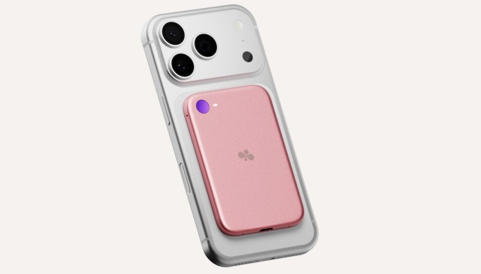 Bee Eclipse magnetic AI accessory attached to a smartphone