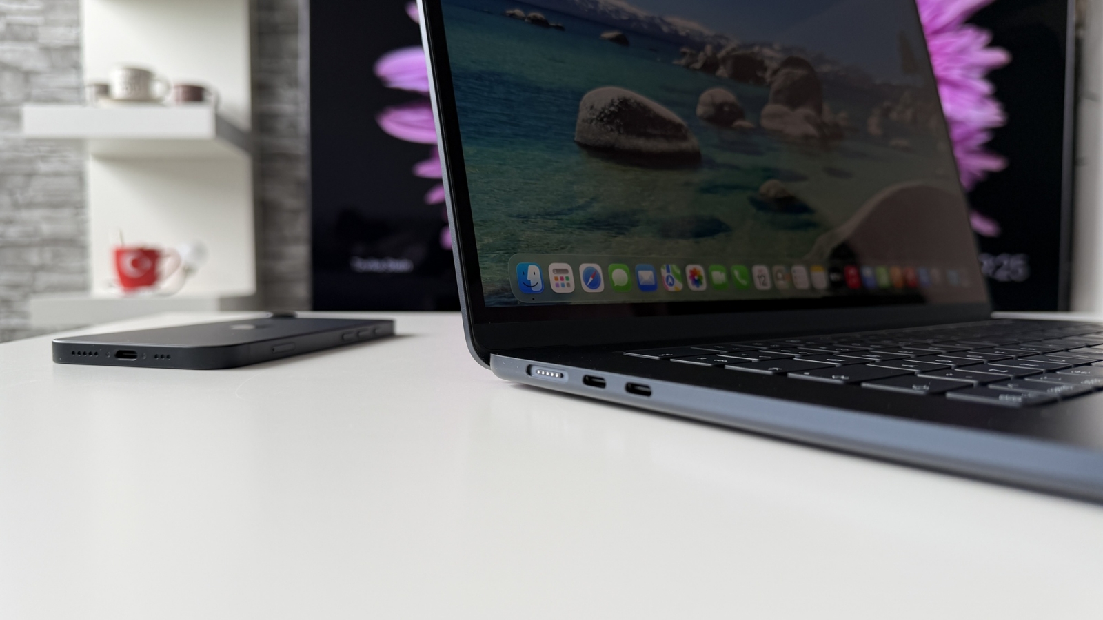 apple-macbook-touchscreen-cover-a97406-001 Apple Could Unveil Its First Touchscreen MacBook at a Late-October Event