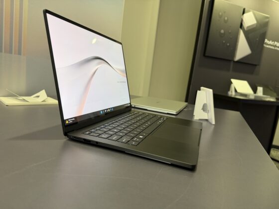 ASUS ExpertBook A7 side profile