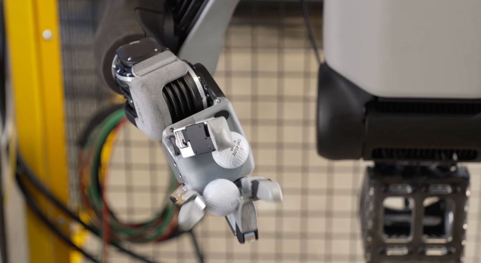 boston-dynamics-atlas-robot-umanoid-cover-a97246-001 Boston Dynamics Gives Atlas 13-DoF Hands, but Drill Demo Was Teleoperated