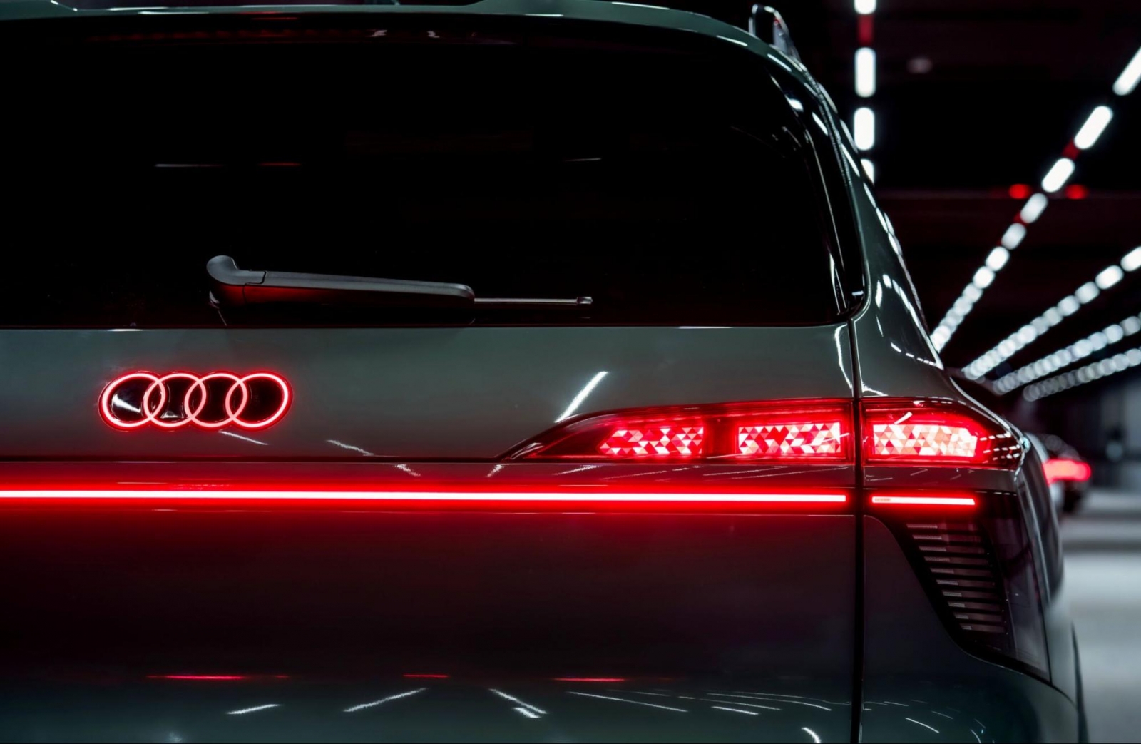 fotografie-cover-a97796-001 Audi Q9 shown with its digital OLED rear-light design