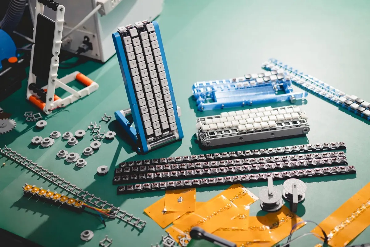 google-gboard-gboard-conveyor-belt-cover-a97437-001 Google Gboard Conveyor Belt Version keyboard with keys mounted on rotating conveyor belts