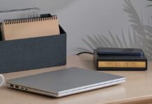 IKEA STENGRÖNSKA black bedside alarm clock with a phone placed on top for wireless charging