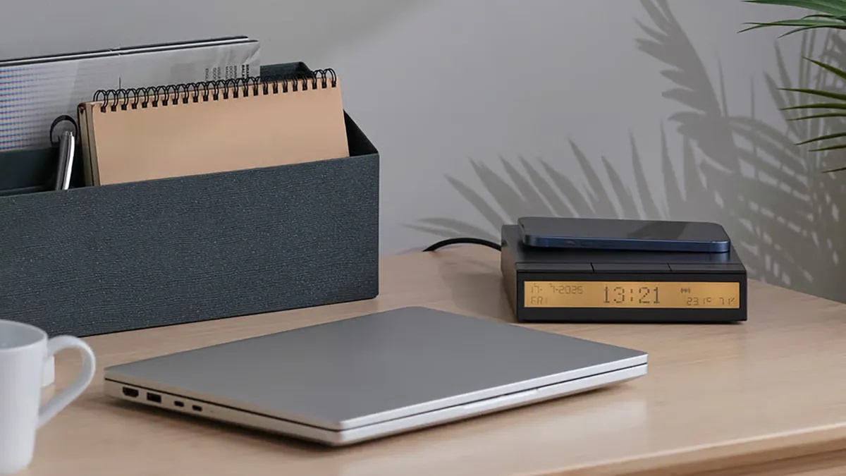 ikea-ikea-stengronska-incarcare-wireless-cover-a97444-001 IKEA STENGRÖNSKA black bedside alarm clock with a phone placed on top for wireless charging