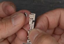 Broken iPhone Duo Hinge Part May Be Linked to Inner-Screen Cracks Broken iPhone Duo Hinge Part May Be Linked to Inner-Screen Cracks