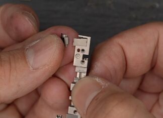 Broken iPhone Duo Hinge Part May Be Linked to Inner-Screen Cracks Broken iPhone Duo Hinge Part May Be Linked to Inner-Screen Cracks