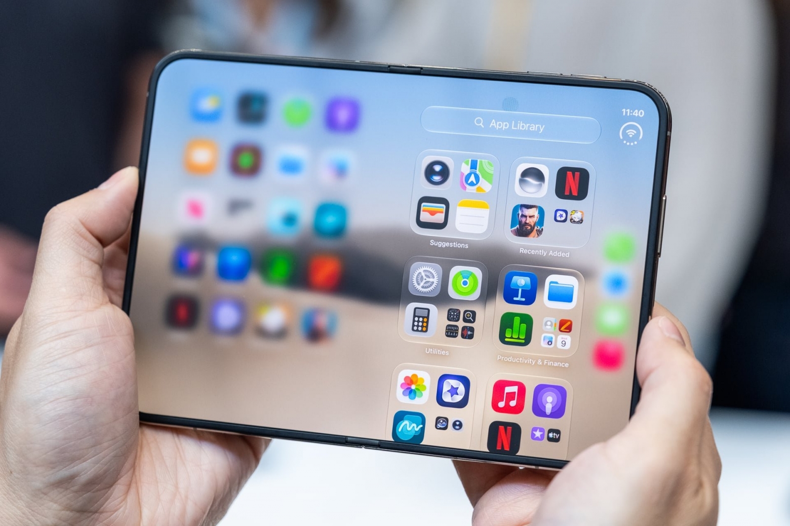 iphone-duo-apple-ecran-pliabil-cover-a97229-001 Apple Says iPhone Duo’s Nano-Textured Display Layer Can Be Replaced
