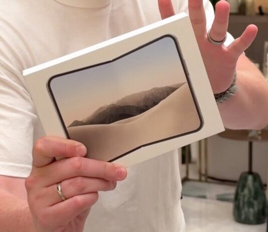 Early iPhone Duo Unboxing Puts Hinge and App Scaling Under the Spotlight