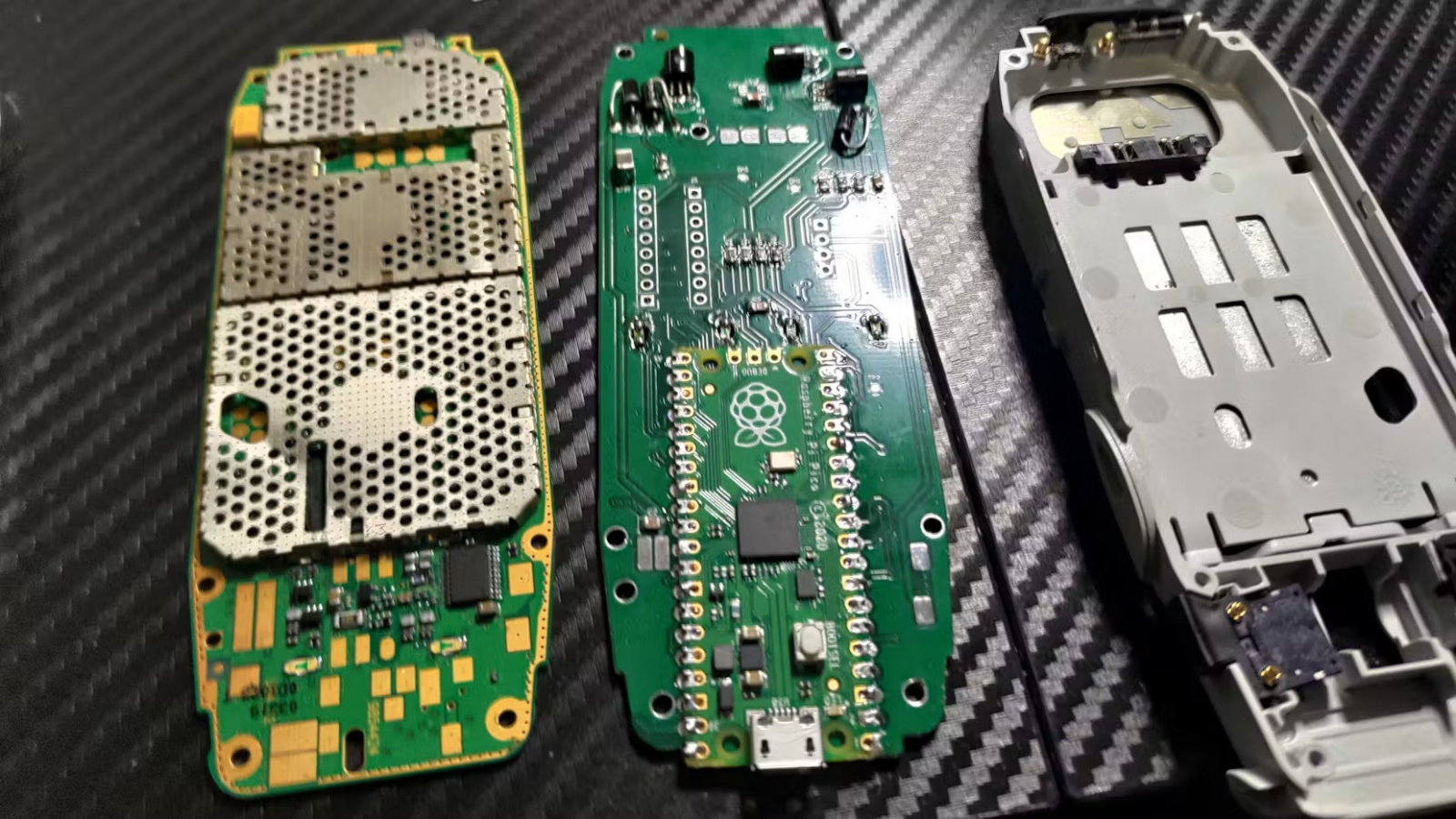 nokia-3310-nokia-raspberry-pi-pico-cover-a97561-001 A modified Nokia 3310 handset running a game through a Raspberry Pi Pico retrofit
