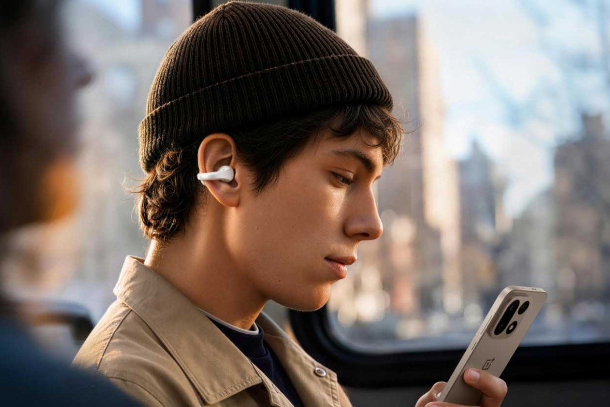 oneplus-buds-clip-oneplus-casti-wireless-cover-a97883-001 OnePlus Buds Clip wireless clip-on earbuds.