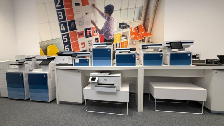 HP hardware display