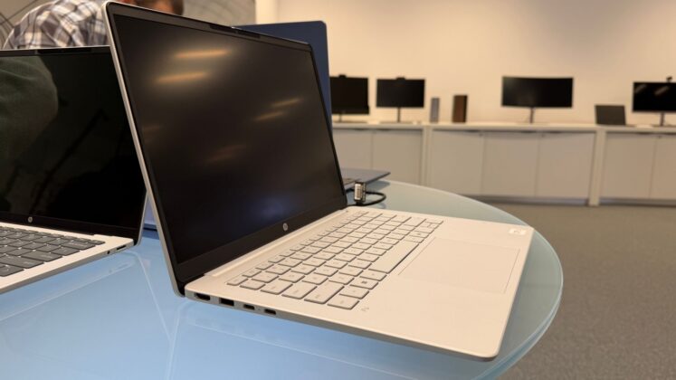 HP workplace technology display