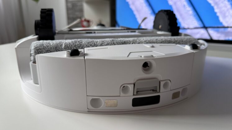 Roborock Qrevo Edge 2 Flow Review: 35,000Pa Robot Vacuum Adds a Continuously Washed Roller Mop