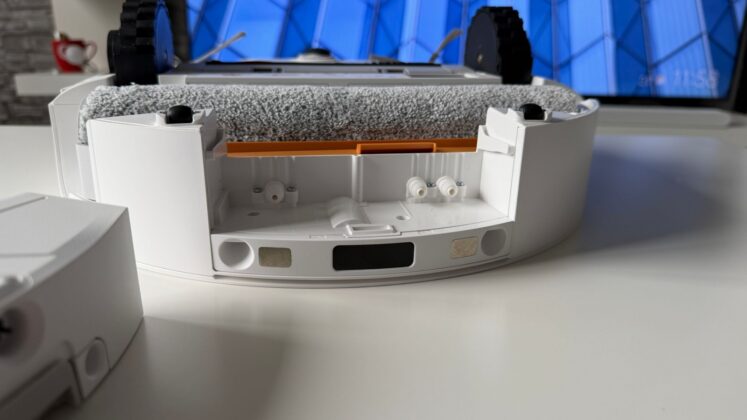 Roborock Qrevo Edge 2 Flow Review: 35,000Pa Robot Vacuum Adds a Continuously Washed Roller Mop