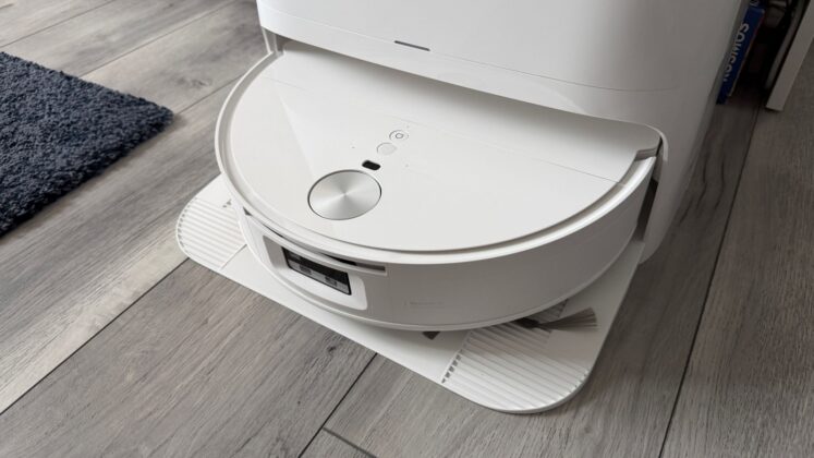 Roborock Qrevo Edge 2 Flow Review: 35,000Pa Robot Vacuum Adds a Continuously Washed Roller Mop