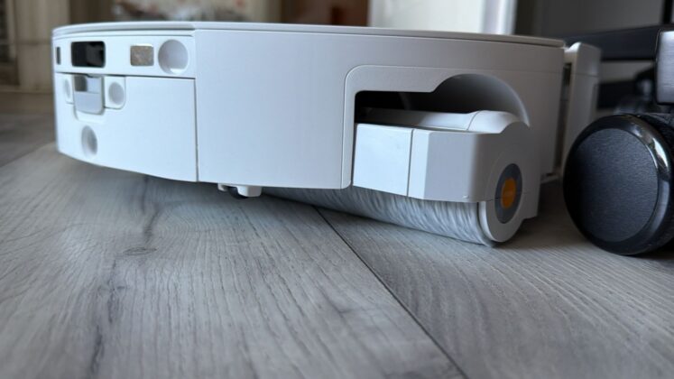 Roborock Qrevo Edge 2 Flow Review: 35,000Pa Robot Vacuum Adds a Continuously Washed Roller Mop