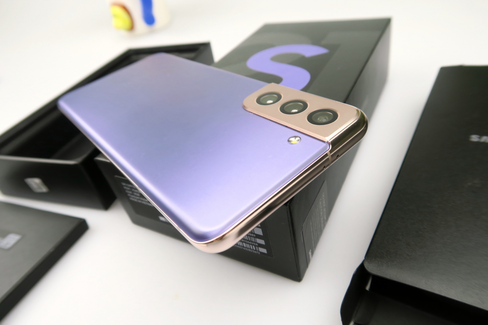 samsung-galaxy-s21-galaxy-s22-cover-a97911-001 Samsung Fined in South Korea Over Galaxy Gaming Performance Claims